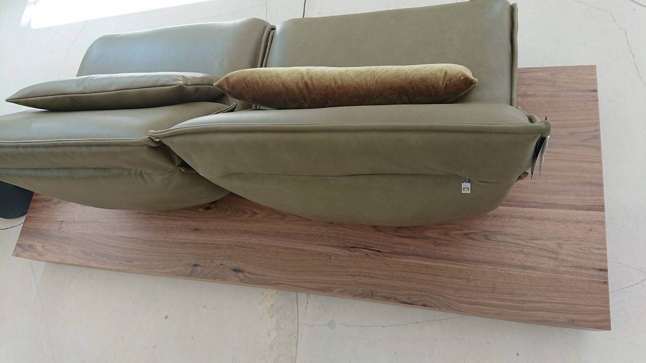 Canapé relax sur banc bois de noyer en cuir vert HYPEnSPACE